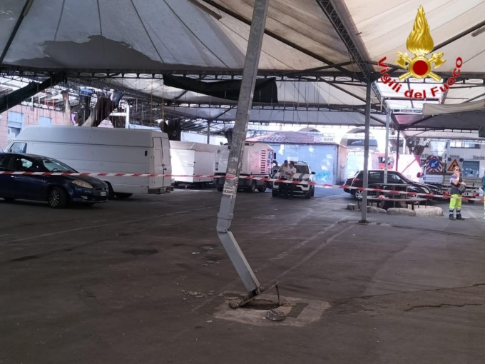 CIVITAVECCHIA: DANNEGGIATA LA TENSOSTRUTTURA DEL MERCATO