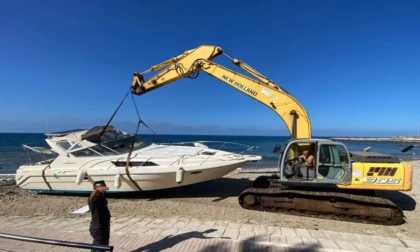 CIVITAVECCHIA: RECUPERATA BARCA INCAGLIATA ALLA MARINA