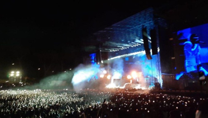 ROMA: SI ARRAMPICA PER VEDERE IL CONCERTO E CADE, E’ GRAVE