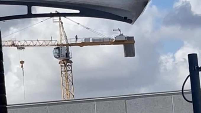 ROMA: DETENUTO PROTESTA SULLA GRU, TENSIONI A REBIBBIA