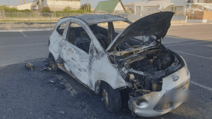 TERRACINA: AUTO RUBATA DISTRUTTA DALLE FIAMME
