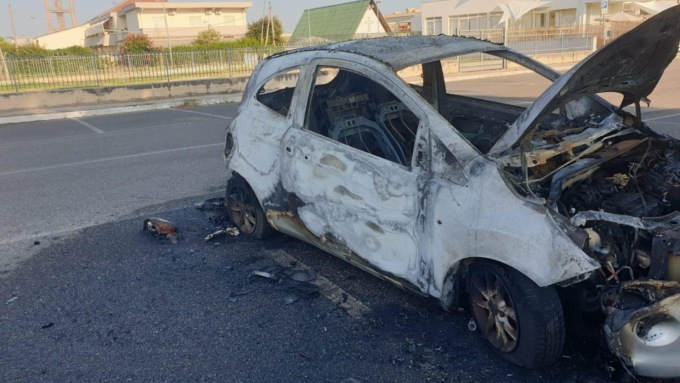 TERRACINA: AUTO DISTRUTTA DALLE FIAMME, INDAGINI IN CORSO