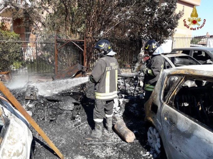 MARINO: INCENDIO IN UN AUTOSALONE, DISTRUTTE 10 VETTURE