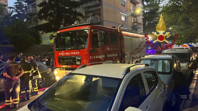 ROMA: ESPLODE CAMPER, PALAZZO IN FIAMME