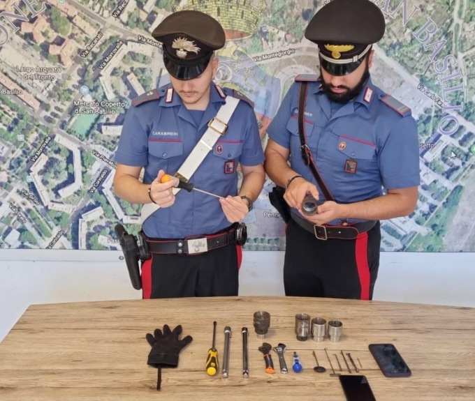 ROMA: FURTI CON LA TECNICA DELLA CHIAVE AD URTOROMA: