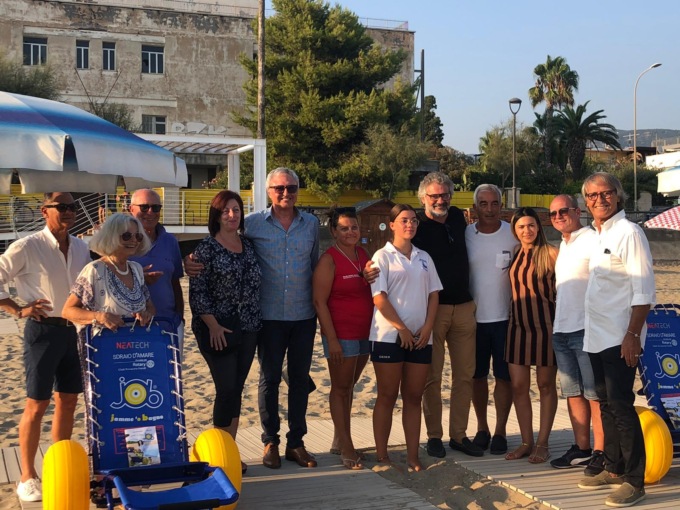 TERRACINA: IL ROTARY DONA SEDIE JOB AL COMUNE