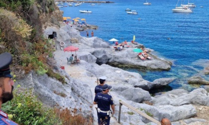 PONZA: OMBRELLONI E LETTINI ABUSIVI, DENUNCIATO