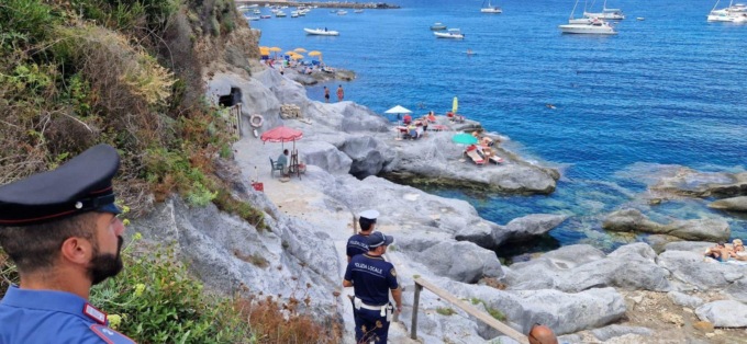 PONZA: OMBRELLONI E LETTINI ABUSIVI, DENUNCIATO