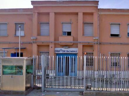 LATINA: DETENUTO MINACCIA UN AGENTE CON UN PUNTERUOLO