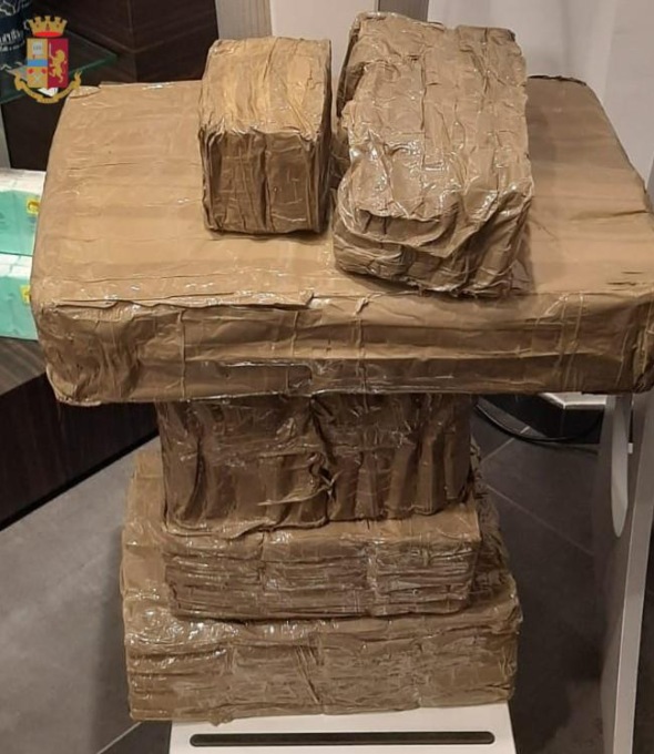 ROMA: VIAGGIAVA CON 41 CHILI DI HASHISH, FERMATO