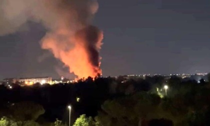 ROMA: PONTE MAMMOLO, IN FIAMME UNA DISCARICA ABUSIVA