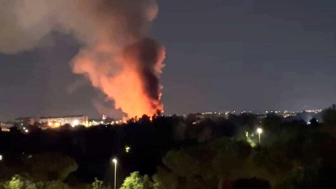ROMA: PONTE MAMMOLO, IN FIAMME UNA DISCARICA ABUSIVA