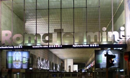 ROMA: TENTA DI RAPINARE UN TURISTA, ARRESTATO