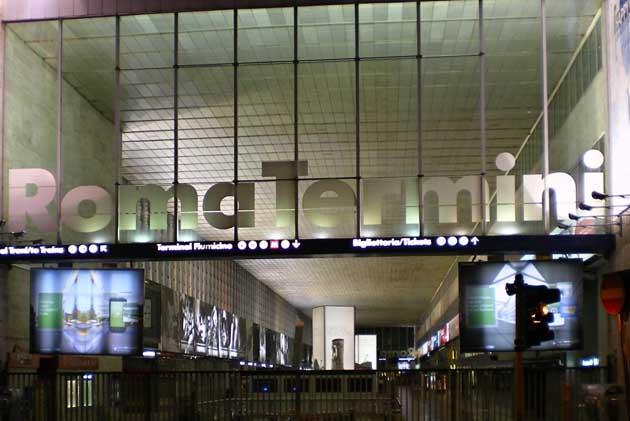 ROMA: TENTA DI RAPINARE UN TURISTA, ARRESTATO