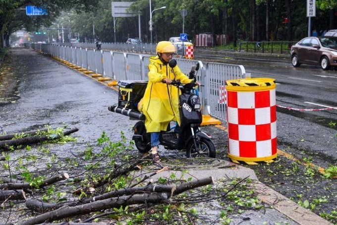 CINA: TIFONE SAOLA RAGGIUNGE SHENZHEN NEL GUANGDONG (1)