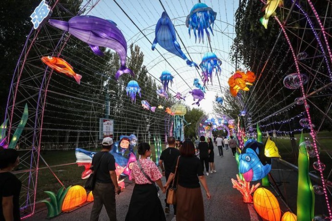 CINA: SPETTACOLO DI LANTERNE A PANJIN (1)