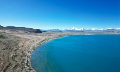 Cina: panorama del lago Baiku in Tibet
