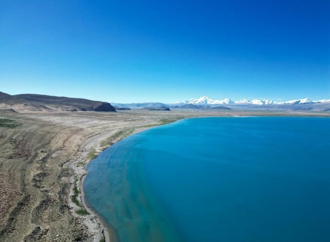 Cina: panorama del lago Baiku in Tibet