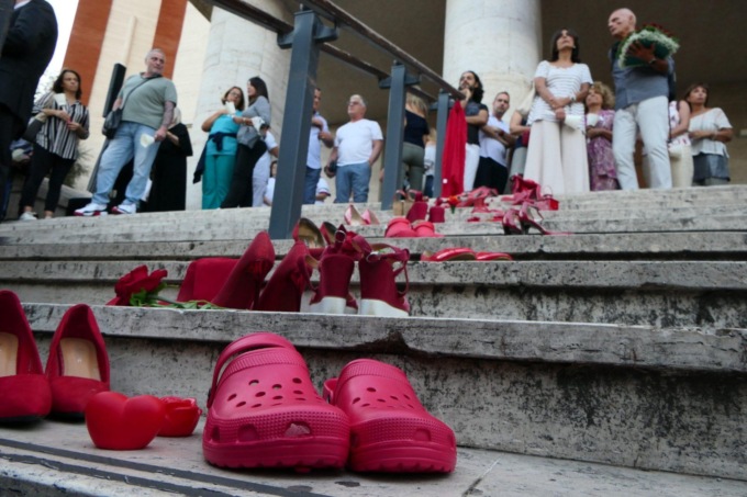 ROMA: FIACCOLATA PER L’INFERMIERA UCCISA