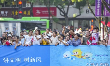 Cina: Giochi asiatici, staffetta della torcia prosegue a Shaoxing (3)