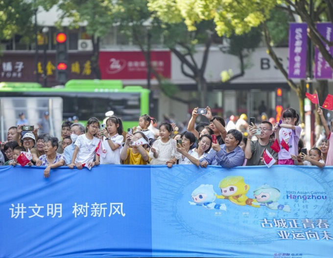 Cina: Giochi asiatici, staffetta della torcia prosegue a Shaoxing (3)