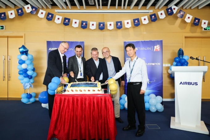 Cina: Tianjin ospita cerimonia per anniversario di FALA Airbus A320 (1)