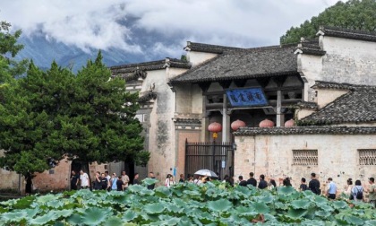 CINA: TURISMO AD HUANGSHAN NELL'ANHUI