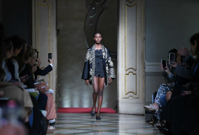 Italia: abiti con ricami cinesi Miao a Milano Fashion Week (1)