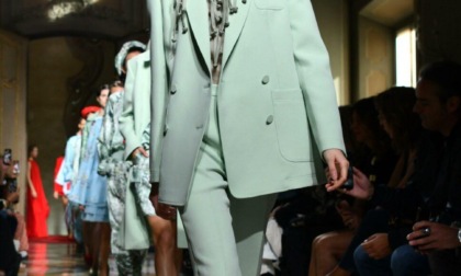 Italia: abiti con ricami cinesi Miao a Milano Fashion Week (2)