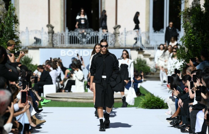 Italia: creazioni di Bosideng in mostra a sfilata di Milano (1)