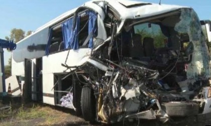 FIANO: SCONTRO CON IL BUS MIGRANTI, DUE MORTI