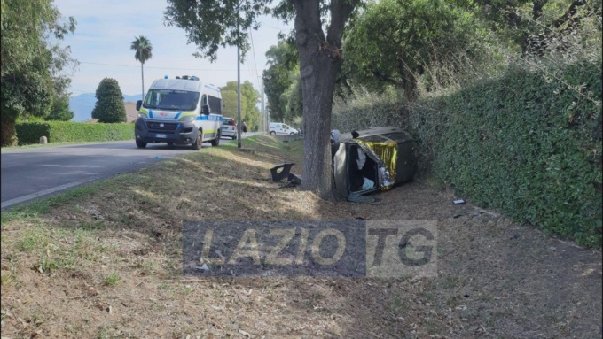 LATINA: SI SCHIANTA CONTRO UN ALBERO, MORTO 21ENNE