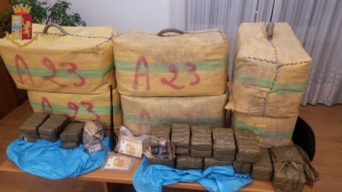 ROMA: PRIMAVALLE, SEQUESTRTI 240 CHILI DI HASHISH. DUE ARRESTI