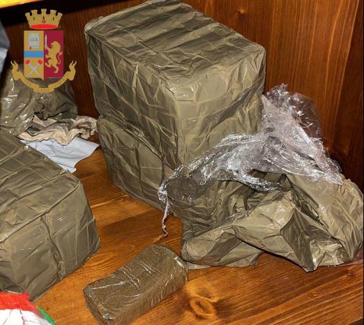 ROMA: SPACCIO DI DROGA A TOR SAPIENZA, SEQUESTRATI 14 CHILI DI HASHISH