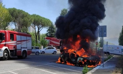 ROMA: BRUCIANO L’AUTO DELLA FUNZIONARIA COMUNALE, ARRESTATI