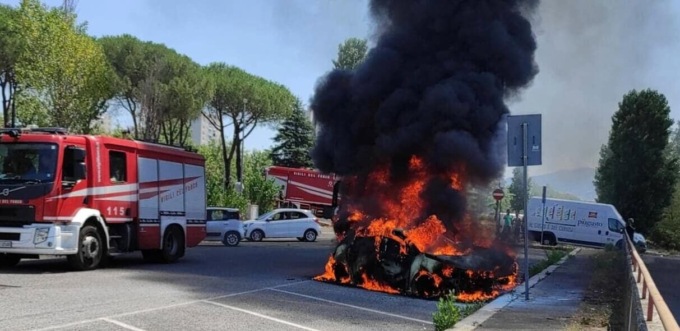 ROMA: BRUCIANO L’AUTO DELLA FUNZIONARIA COMUNALE, ARRESTATI