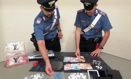 POMEZIA: DROGA E DENARO IN CASA, ARRESTATO 28ENNE