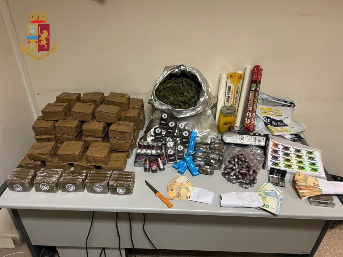 ROMA: DROGA NEL QUARTIERE, TRE ARRESTI