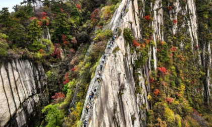 Cina: Shaanxi, turisti in visita su monte Huashan (1)