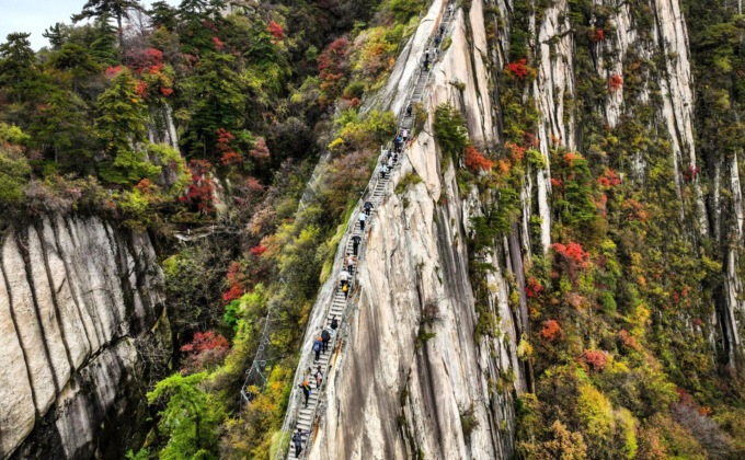 Cina: Shaanxi, turisti in visita su monte Huashan (1)