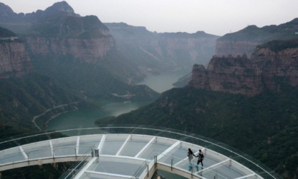 Cina: Henan, turisti visitano punto panoramico di Baoquan (1)