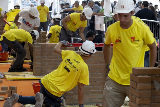 LATINA: ARTE MURARIA, LA GARA IN PIAZZA