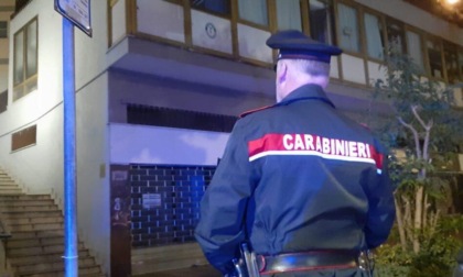 LATINA: CADE DAL PALAZZO E MUORE, SI INDAGA