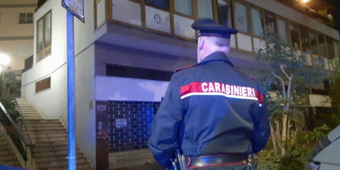 LATINA: CADE DAL PALAZZO E MUORE, SI INDAGA