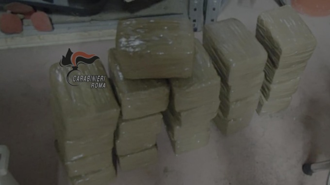 ROMA: FABBRICA DELLA DROGA NEL BOX AUTO