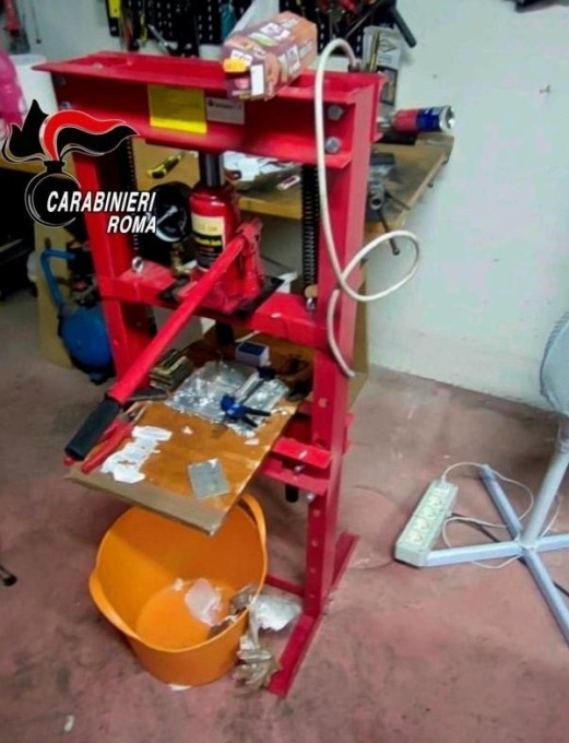 FRASCATI: CONFEZIONAVANO 15 CHILI DI DROGA, ARRESTATI