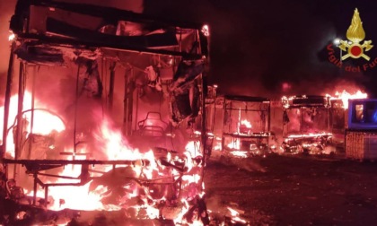 ROMA: INCENDIO DISTRUGGE BUS