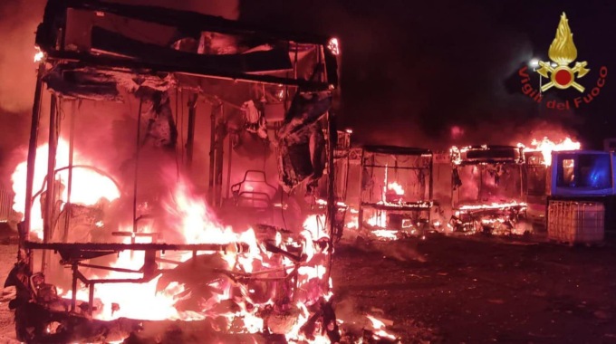 ROMA: INCENDIO DISTRUGGE BUS
