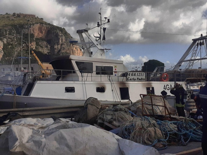 TERRACINA: PESCHERECCIO “CARLO PADRE” IN FIAMME