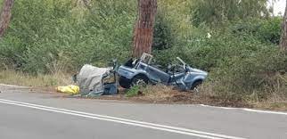 ROMA: AUTO CONTRO UN ALBERO, MORTO UN RAGAZZO